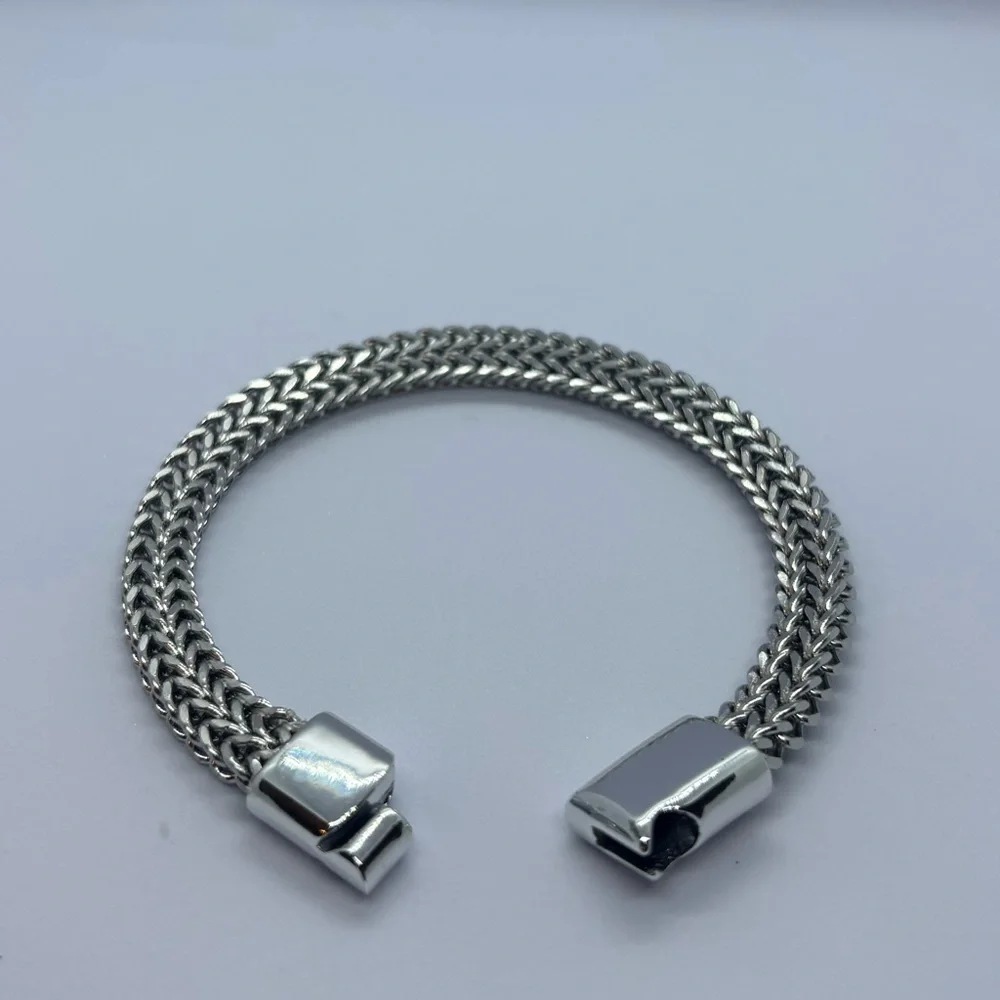 Women’s Woven Metal Bracelet – 21cm Magnetic Clasp – Silver Chain Style Look - Picture 2 of 3